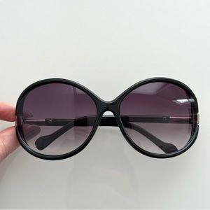 Purple hue lens sunglasses with black rims